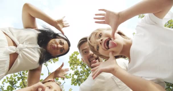 Happy Rodina Přičemž Selfie Nebo Nahrávání Videa Naklánějící Nad Kamerou — Stock video