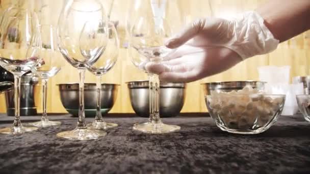 Közelről Férfi Pincér Kezét Kesztyűben Szolgálja Sok Üres Poharat Asztalhoz — Stock videók