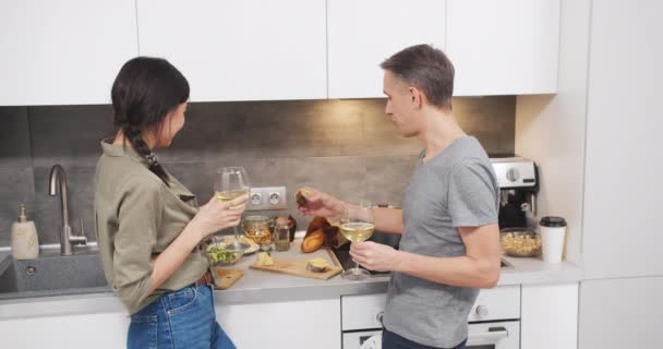 Feliz Jovem Casal Segurando Óculos Gostando Falar Ligação Cozinha Amar — Vídeo de Stock
