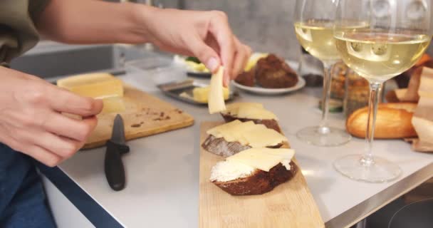 Närbild Kvinnliga Händer Matlagning Rostat Bröd Med Rågbröd Smör Och — Stockvideo