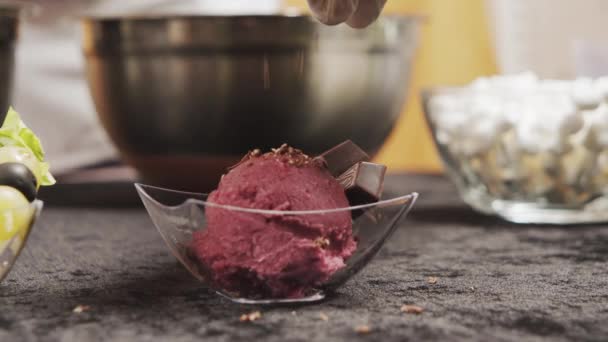 Primer Plano Deliciosa Bola Helado Vino Tinto Con Trozo Chocolate — Vídeos de Stock