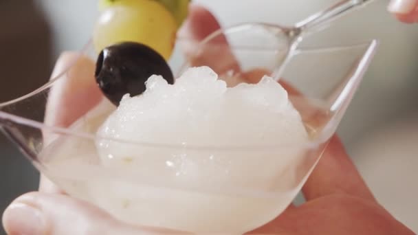 그릇에 맛있는 화이트 아이스크림과 올리브와 식욕을 돋우는 포도를 가까이서 — 비디오