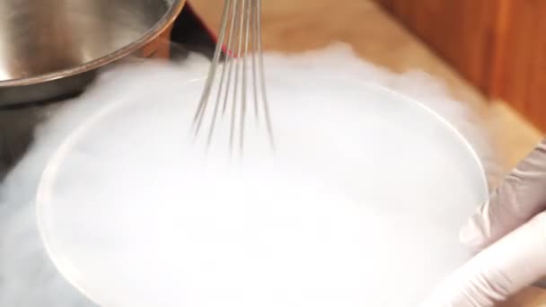 Крупним Планом Чоловічі Кухарські Руки Рукавичках Готують Смачне Морозиво Ягід — стокове відео
