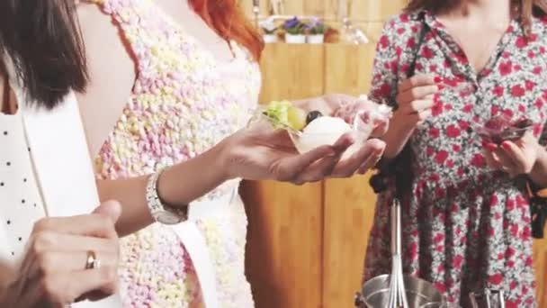Close Porções Sorvete Vinho Lanches Nas Mãos Mulheres Jovens Catering — Vídeo de Stock