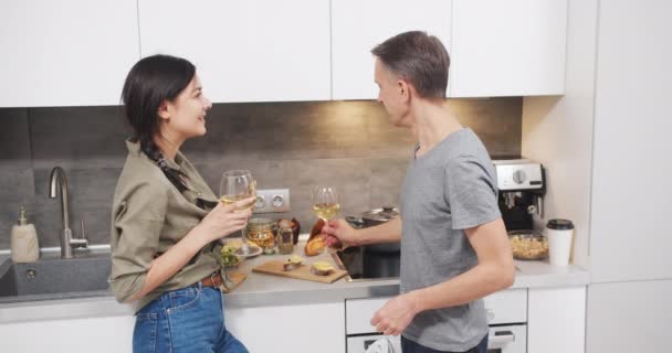 Feliz Pareja Joven Sosteniendo Gafas Disfrutando Unión Parlante Cocina Amar — Vídeo de stock