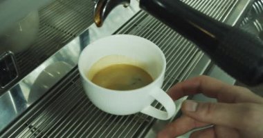Kahve makinesinde espresso yapma süreci. Barista erkek elleri kafede kahve yapıyor..