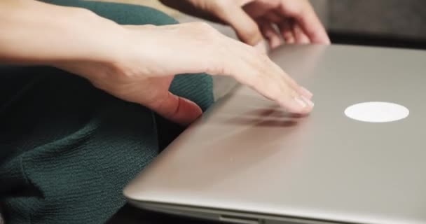 Großaufnahme Weiblicher Hände Beim Öffnen Des Computers Freiberuflerin Arbeitet Home — Stockvideo