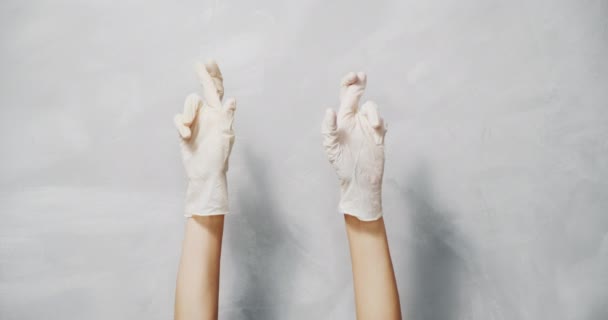Close Mãos Femininas Luvas Médicas Protetoras Mostrando Dedos Cruzados Fundo — Vídeo de Stock