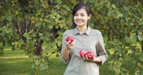 사과를 정원에 카메라를 매력적 미소짓는 여성의 농업과 농업이라는 개념이다 — 비디오