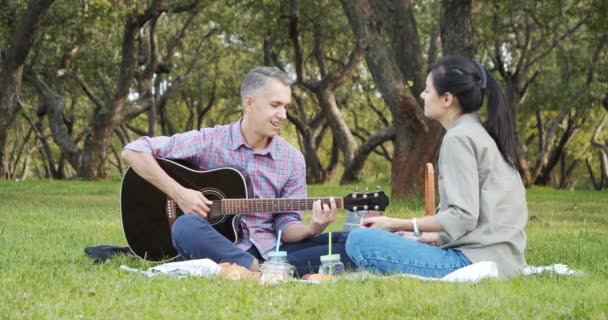 Casal Feliz Com Guitarra Tendo Descanso Piquenique Parque Gramado Romance — Vídeo de Stock