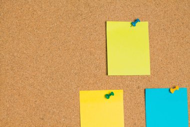 mantar pano soyut yeşil ve sarı kağıt Not iğnesi. Metin mesajı veya tasarım Web sitesi eklemek için boş Not. Etiket Not. Tonda.