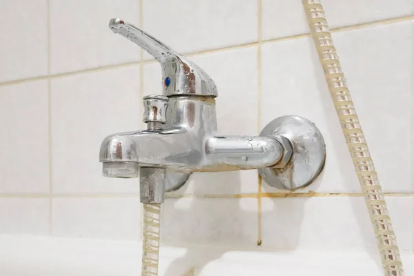 Pas lekeleri, yan görünümü ile eski musluk.