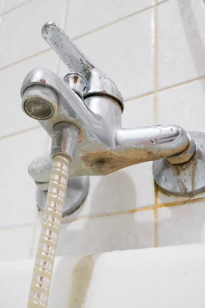 Eski musluk ile pas lekeleri, alttan görünüm.