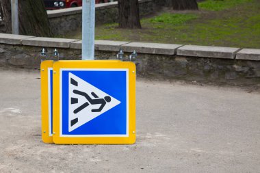 yol işareti yaya geçidi yolun zemin yere yatıyor