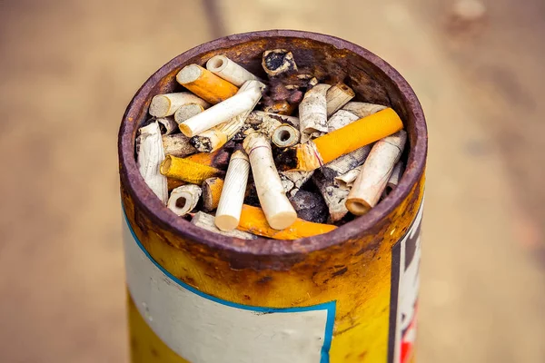 Helyen Történő Dohányzás Tele Cigaretta Után Füstölt Sokféle Hamutartó — Stock Fotó