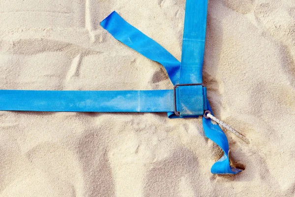 Bahçesi voleybol plaj sandalye hakem kapatın. Rağbet mavi çizgilerle curt sınırlarını. Arka plan, metin, boşaltmak için yer.