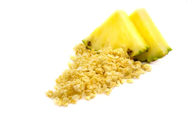 Kurutulmuş ve taze ananas ananas beyaz bir arka plan üzerinde dondur. Lyophilization. Gıda astronotlar için. İzole