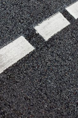 Asfalt yol doku beyaz şeridi ile. Arka plan