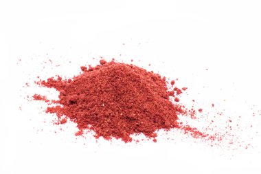 Beyaz bir arka planda toz Lyophilization kurutulmuş çilek dondur. Gıda astronotlar için. İzole