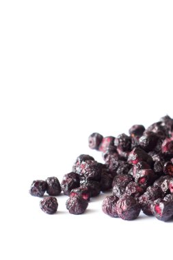 zamrażać suszone jagody na białym tle.