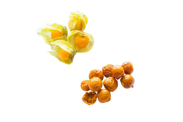 Kurutulmuş ve taze physalis beyaz bir arka plan üzerinde dondur. Lyophilization. Gıda astronotlar için. İzole