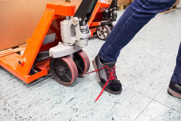 iş veya iş kazası. sigorta. gevşek ayakkabı bağcığı