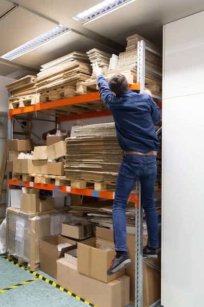 İş veya iş kazası. Sigorta. Yüksek--dan belgili tanımlık kutu alarak çalışan adam