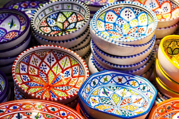 Seramik kaplamalar ve kase üzerinde Fuarı.