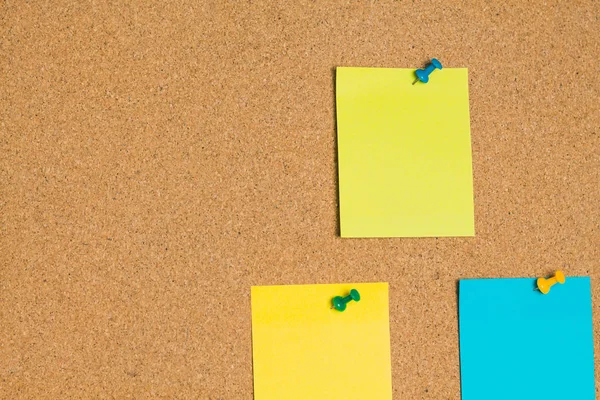 mantar pano soyut yeşil ve sarı kağıt Not iğnesi. Metin mesajı veya tasarım Web sitesi eklemek için boş Not. Etiket Not. Tonda.