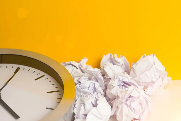 Buruşuk Kağıt topları ile metal saat. Zamanlama ve düşünme fikir kavramı