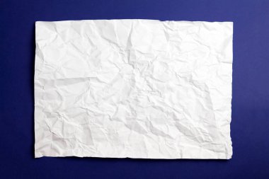 Kağıt doku mavi zemin üzerine beyaz buruşuk.