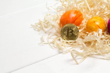 Saman Beyaz ahşap arka plan üzerinde yapılmış renkli yumurta. Paskalya 2018. Üstten görünüm