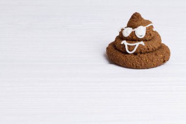 Beyaz dekor ve gözlük ile komik kaka emoji çikolata cupcakes. Şirin gıda tatlı. Metin için özgür yer. Boşaltmak