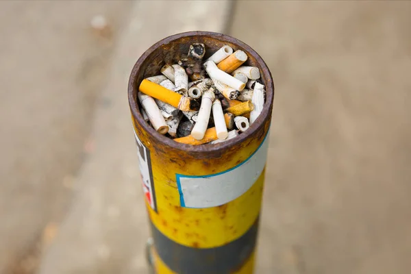 Helyen Történő Dohányzás Tele Cigaretta Után Füstölt Sokféle Hamutartó — Stock Fotó