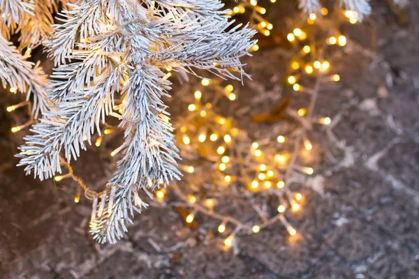 Silver Julgran Med Gyllene Lysande Kransar Mot Bakgrund Asfaltläggare Jul — Stockfoto