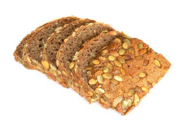 Beyaz bir arka plan üzerinde izole kabak çekirdeği ile sağlıklı dilimlenmiş ekmek. Ekmek dilimleri ve kırıntıları yukarıdan izlendi. Üstten görünüm.