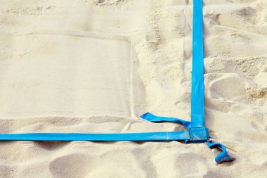 Bahçesi voleybol plaj sandalye hakem kapatın. Rağbet mavi çizgilerle curt sınırlarını. Arka plan, metin, boşaltmak için yer.