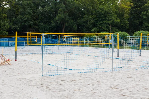 Sahilde Voleybol Net Bir Mekan Ile Birçok Voleybol Kortları — Stok fotoğraf