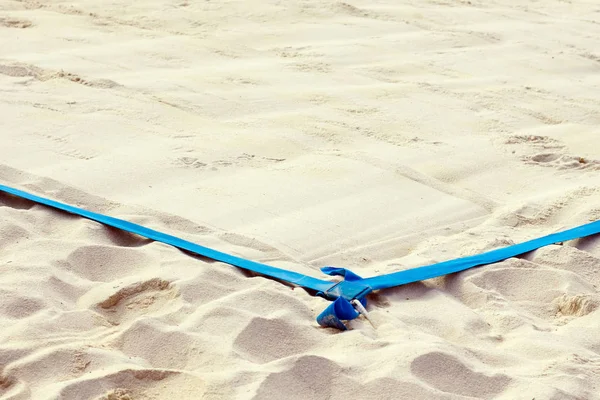 Bahçesi voleybol plaj sandalye hakem kapatın. Rağbet mavi çizgilerle curt sınırlarını. Arka plan, metin, boşaltmak için yer.