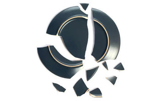 Kırık tabak beyaz arka plan üzerinde izole.