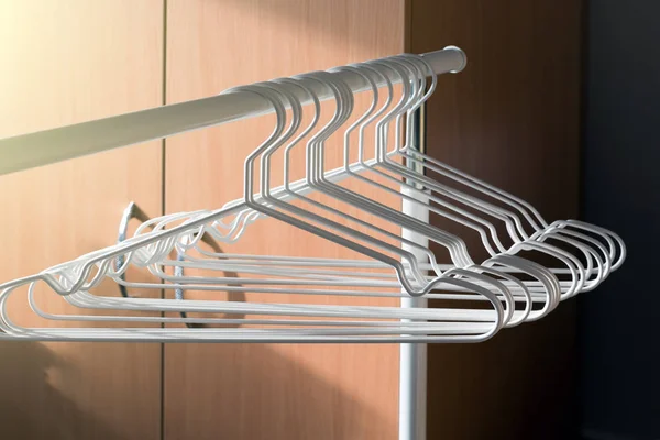 Boş beyaz askı taşınabilir askı üzerinde.