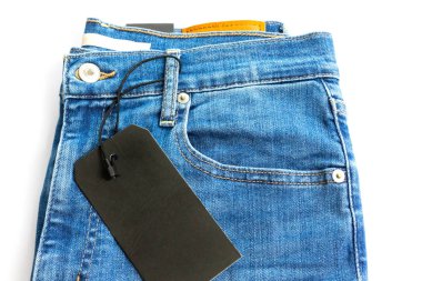 Mavi jeans ile izole beyaz zemin üzerine boş siyah etiket etiket