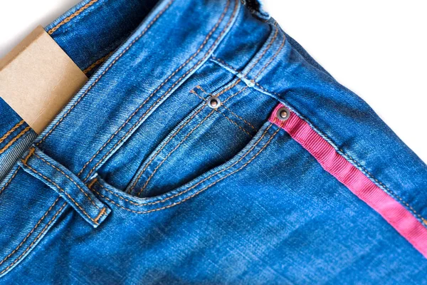 Niebieskie dżinsy wszystko z pustą kieszenią i czerwonym paskiem — Zdjęcie stockowe