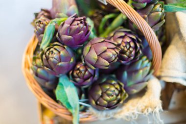 Sepetteki taze menekşe enginarların yakın çekimi..