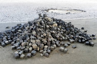 Yağmur üstüne taş yığını.