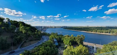 Ukrayna 'nın Kyiv kentindeki yeni yaya-bisiklet köprüsünden panoramik manzara. Yeni Klitschko Yaya-Bisiklet Köprüsü Kiev 'in en ilginç yerlerinden biri.