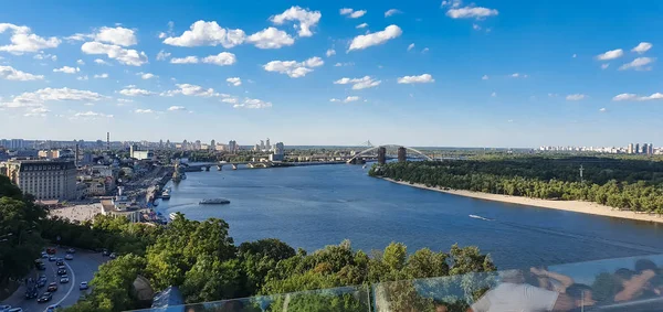 Ukrayna 'nın Kyiv kentindeki yeni yaya-bisiklet köprüsünden panoramik manzara. Yeni Klitschko Yaya-Bisiklet Köprüsü Kiev 'in en ilginç yerlerinden biri.