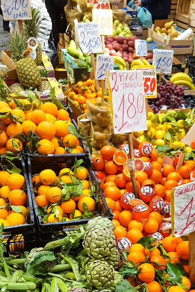 Nápoles, Italia - 27 de marzo de 2019: Puesto de frutas en el mercado de la ciudad italiana, vertical — Foto de Stock