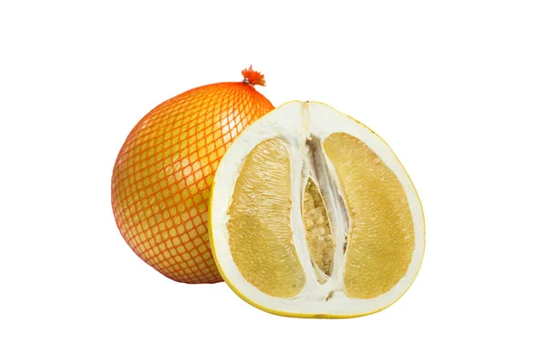 Snijd pomelo op de achtergrond van een hele pomelo in het rooster op witte achtergrond — Stockfoto