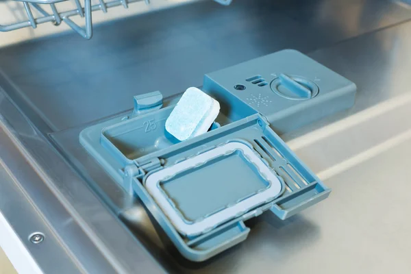 Еко-планшетний миючий засіб для посудомийної машини. Одноразова таблетка в пластику, яка розчиняється — стокове фото